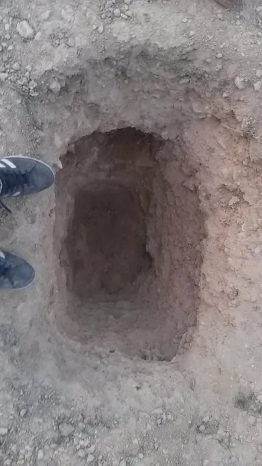 Ailesine kızınca bahçede açtığı çukurda yaşamaya başladı! 2 oda 1 salon ev : Isıtma sistemi bile kurdu! 6